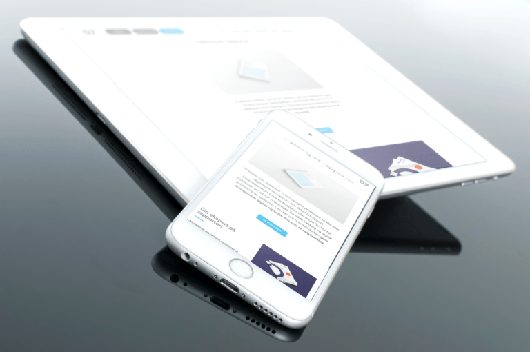 mockup av optimalisering av nettside på mobil og tablet